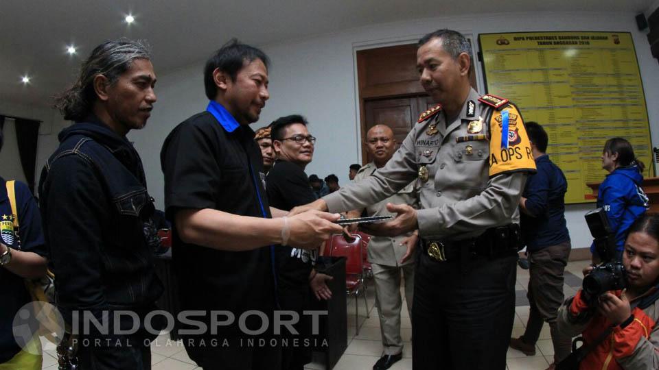 Kapolres dan Panpel berjabat tangan usai rapat kordinasi keamanan jelang Persib Bandung lawan Persija Jakarta. - INDOSPORT